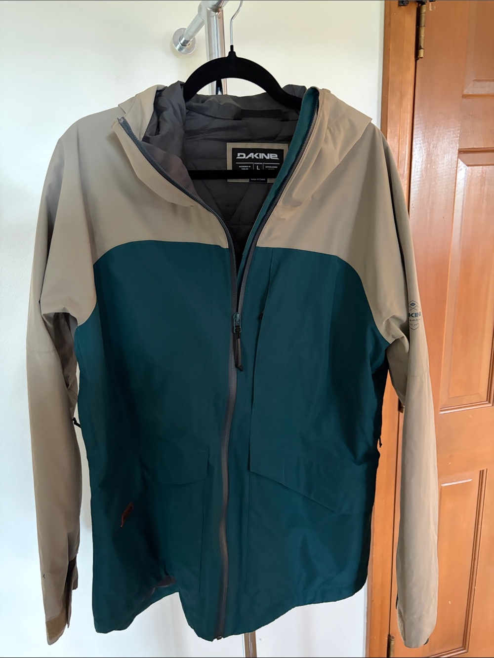 Dakine GORE-TEX Teal and Beige Hooded Ski Jacket